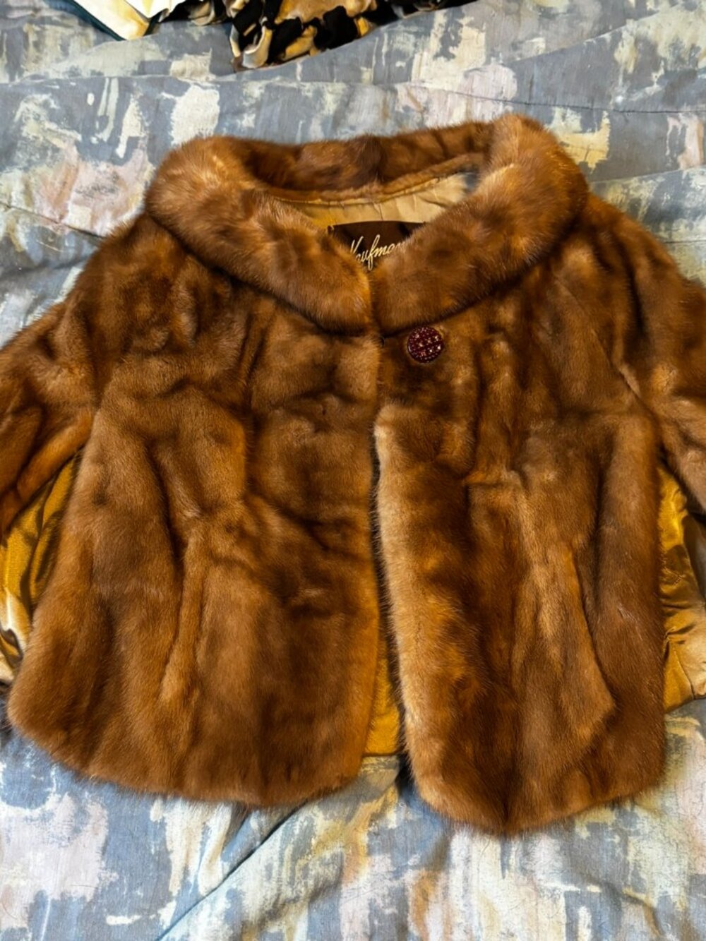 Kaufmanns Genuine Mink Fur cape stole wrap w/pockets med-large